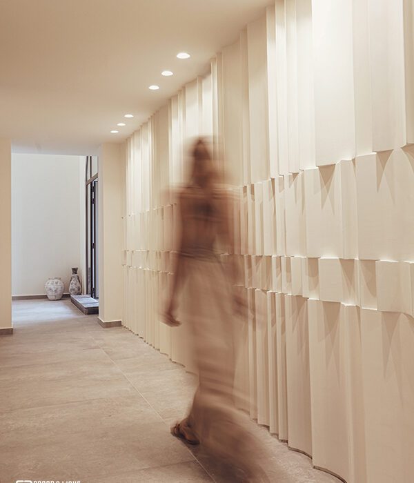 Portfolio example of high-end hotel room photography with detailed decor